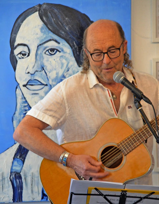 Bertold Scherer an der Gitarre vor einem  Werk.  | Foto: Schimanski