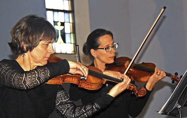 Brigitte Schnabel (links) und Ursula M...spielten Werke von Mozart und Brahms.   | Foto: Siemann