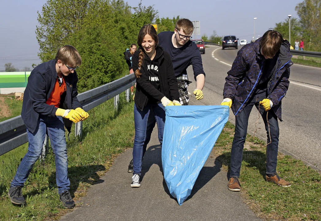 Engagiert machten sich auch junge Bürg...n, Feld und Flur von Müll zu befreien.  | Foto: Christiane Franz