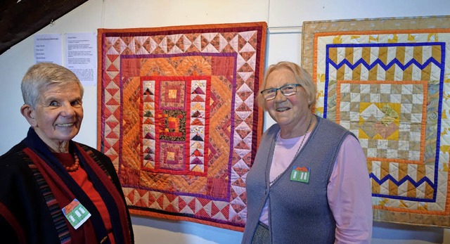Herma Hffmann (links) und Renata Buck...ufwndig gestaltete Textilkreationen.   | Foto: Roswitha Frey