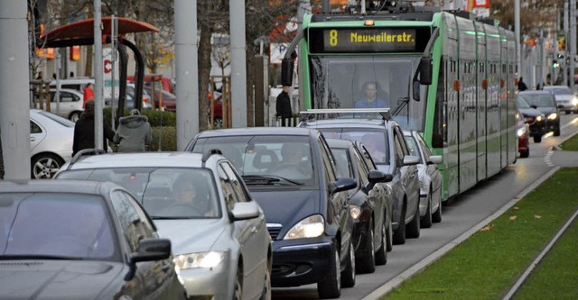 Bei hohem Verkehrsaufkommen in Friedlingen steht auch die Tram im Stau.   | Foto: Lauber