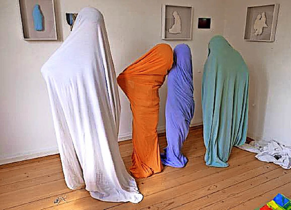 Vier Schüler als (kurzzeitige) Skulpturen im Georg-Scholz-Haus.  | Foto: Stefan Bauer