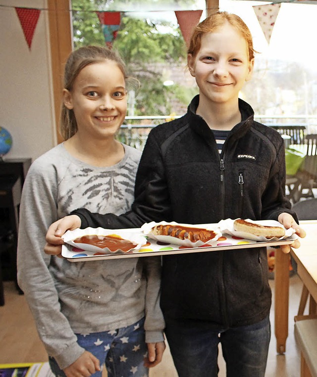 Maria Stoll und Maja Spanke aus Steinen mit ihren leuchtenden Currywrsten.   | Foto: Anja Bertsch