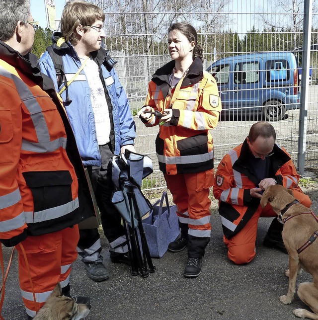 Letzte Teambesprechung, bevor es in den Wald geht.   | Foto: Heidrun Simoneit