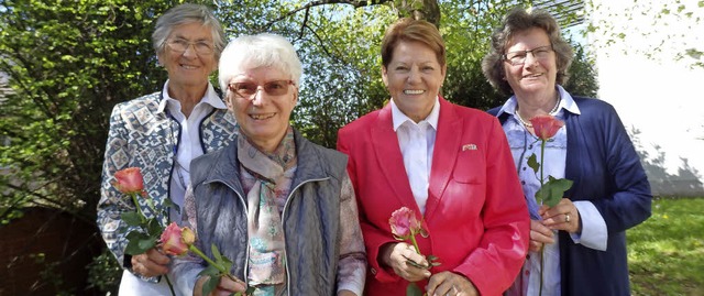 Eine Rose fr die Vorstandsdamen (von ...pmller, Marga Dersch und  Ilse Bock.   | Foto: Johanna Hgg
