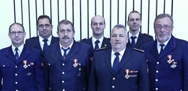 Den treuen Feuerwehrmnnern gratuliert...i, Ren Gppert, Walter Gengenbacher.   | Foto: F. Leonhradt