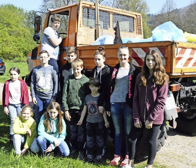 Auch zahlreiche  Kinder und Jugendlich...h an der Putzaktion  in und um Hausen.  | Foto: Edgar Steinfelder