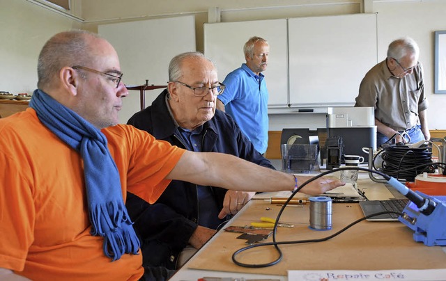 Ein Team von vier Mnnern bert im Rep...af der VHS Besitzer defekter Gerte.   | Foto: Danielle Hirschberger