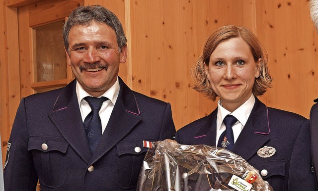 Oberlschmeisterin Yvonne Klumpp mit Kommandant Jrgen Lindner.   | Foto: W.  Scheu