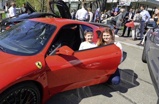 Der Vierjhrige Louis &#8211; hier mit...&#8211;  durfte im Ferrari mitfahren.   | Foto: Rita Eggstein