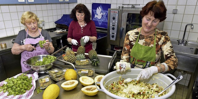 Katja Nezhura, Roza Rasnitsyna und Ele... links) bereiten den Sederabend vor.    | Foto: Thomas kunz