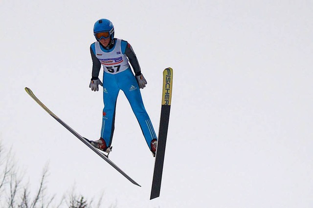 Die 90-Meter-Schanze in Hinterzarten nimmt der junge Skispringer im Flug.  | Foto: Privat