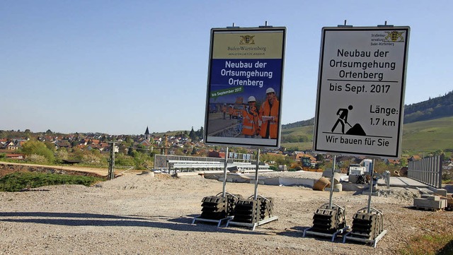 Auf den Tafeln wird das Bau-Ende noch ...Fahrzeuge die Ortsumgehung passieren.   | Foto: Hubert Rderer