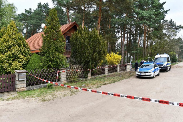 In diesem Haus in Borkheide (Potsdam-M... Mutter gettet und zerstckelt haben.  | Foto: dpa