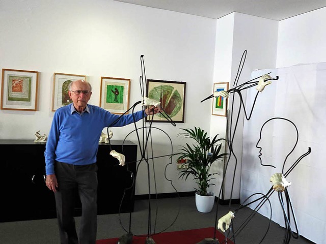 Hermann Wagner in seiner Ausstellung im alten Kanderner Sparkassengebude.  | Foto: Walter Bronner