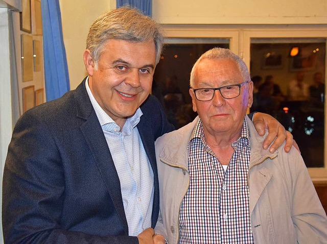 Vorstandssprecher Samir Korjenic dankte Rolf Gro fr sein groes Engagement.   | Foto: Felber