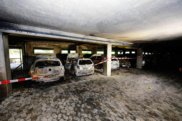 Bei dem Brand in einem Hochhaus in Fre...sser wurden fnf Autos total zerstrt.  | Foto: Ingo Schneider