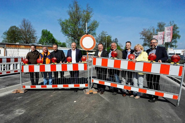 Brgermeister,  Firmenvertreter und Ge... Uhr  werden die Barrieren weggerumt.  | Foto: Markus Zimmermann