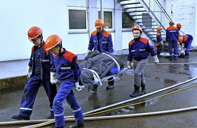 Ein &#8222;Verletzter&#8220; wird geborgen und in Sicherheit gebracht.   | Foto: Wolfgang Knstle