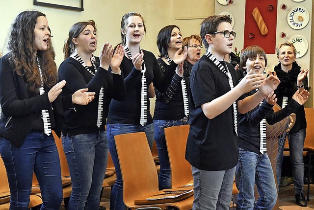 Zu beschwingten Stcken klatschen die Snger mit.   | Foto: W. KNSTLE