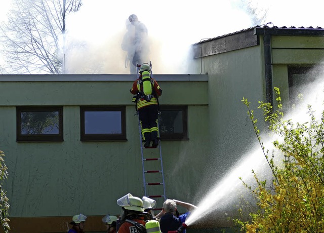 Vom brennenden Dach der Werkrealschule...r Hauptbung der Hohberger Feuerwehr.   | Foto: Frank Leonhardt