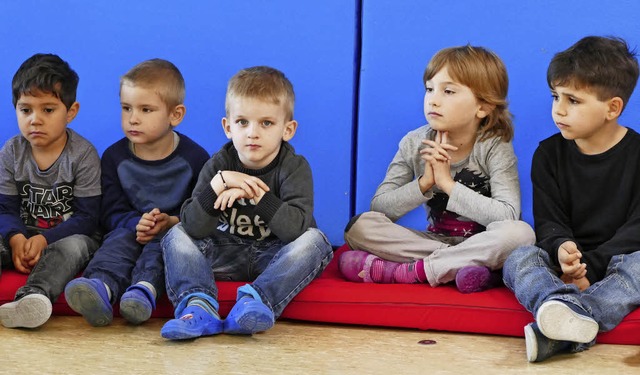 Kinder des Kindergartens St. Josef lauschen der Ostergeschichte.    | Foto: ELena  Bischoff