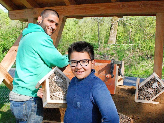 Kinder und Betreuer bauen beim Trinati...hotel, sondern eine ganze Hotelanlage.  | Foto: Maja Tolsdorf