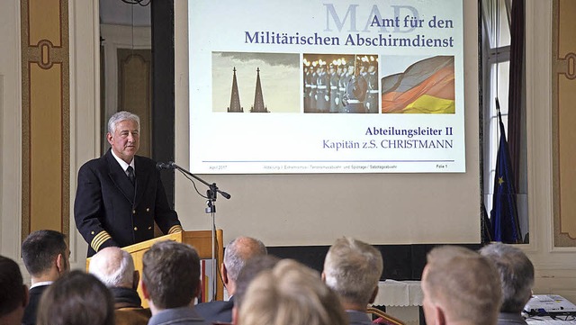 Der Abteilungsleiter beim Militrische...rklrt die Funktionen seines Dienstes.  | Foto: Volker Mnch