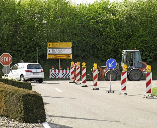 Zwischen Bad Bellingen und Schliengen ...n an der Zufahrt zur Therme aufgebaut.  | Foto: Jutta Schtz