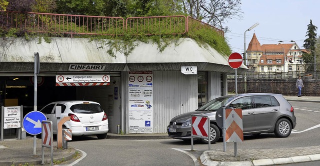 Knnte der Parkplatz des Finanzamts (r...fgarage im Sommer Entlastung bringen?   | Foto: Ralf Burgmaier