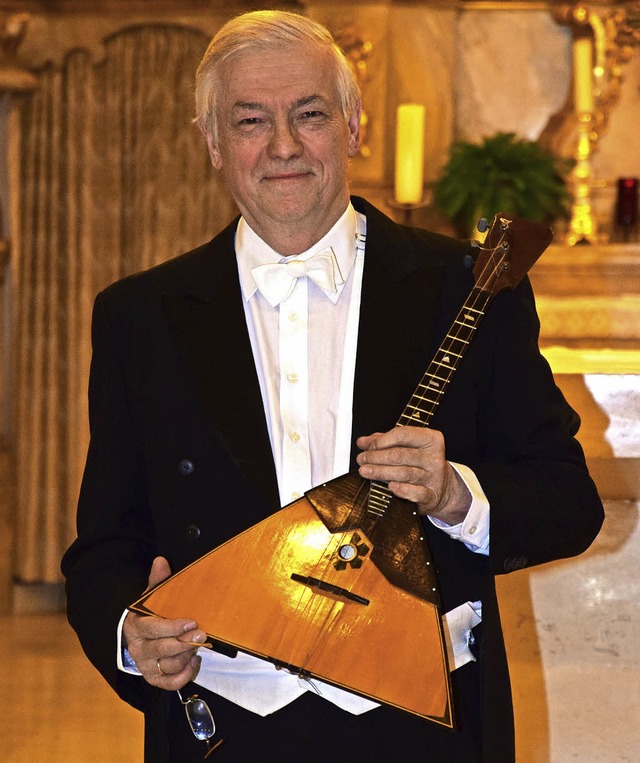 Balalaika-Virtuose Gueorgui Swistounof...nige Kostproben der russischen Musik.   | Foto: Volker Rothfu