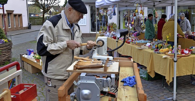 Osterverkauf fr Kinderkrebshilfe: Den...tter mit seiner mobilen Drechselbank.   | Foto: Dietrich