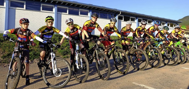 Trainingsbeginn des MTB Sdbaden in El... schn aufgereiht vor dem Schwimmbad.   | Foto: Verein