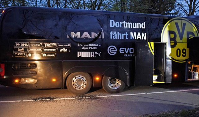 Die Wucht der Detonationen hat die Sch... BVB-Busses teilweise bersten lassen.   | Foto: AFP