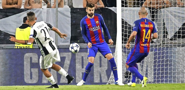 Turins Paulo Dybala (links) erzielt se...ten  Treffer zum 2:0 gegen Barcelona.   | Foto: dpa