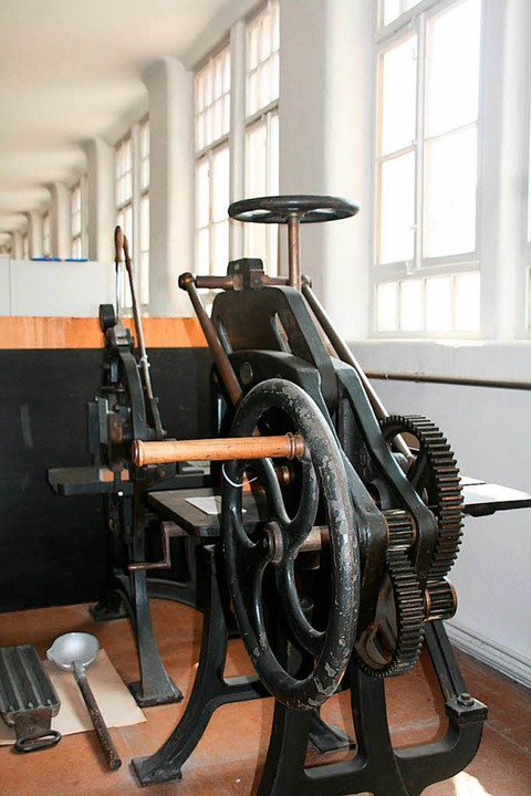 Eine alte Papierschneidemaschine &#8211; auch sie gibt es zu sehen.  | Foto: Marlies Jung-Knoblich