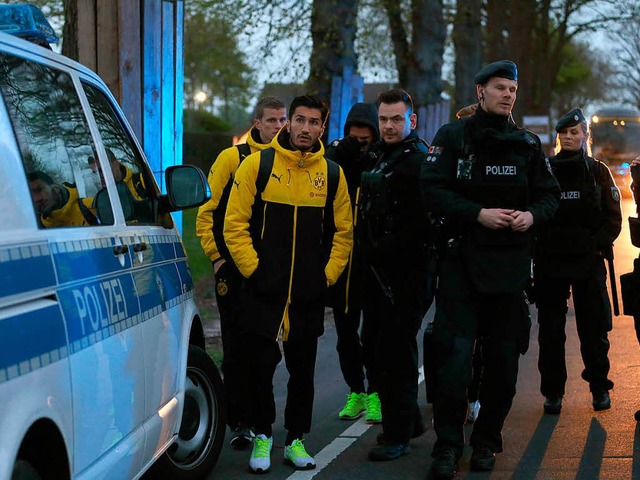 Nach dem Anschlag auf ihren Mannschaft... bei den BVB-Profis Fassungslosigkeit.  | Foto: dpa