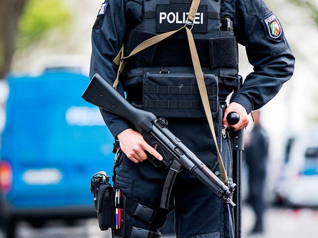 Nach dem Anschlag auf den Mannschaftsb...ft die Polizei ein Bekennerschreiben.  | Foto: dpa