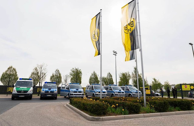 Auf dem Trainingsgelnde des BVB ist d...nschlag auf den Mannschaftsbus immens.  | Foto: dpa