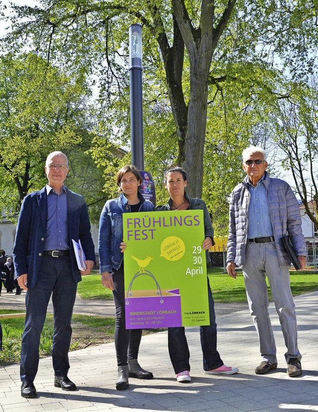 Der Pro-Lrrach-Vorsitzende Hans-Werne...n links) prsentieren das neue Plakat.  | Foto: Barbara Ruda