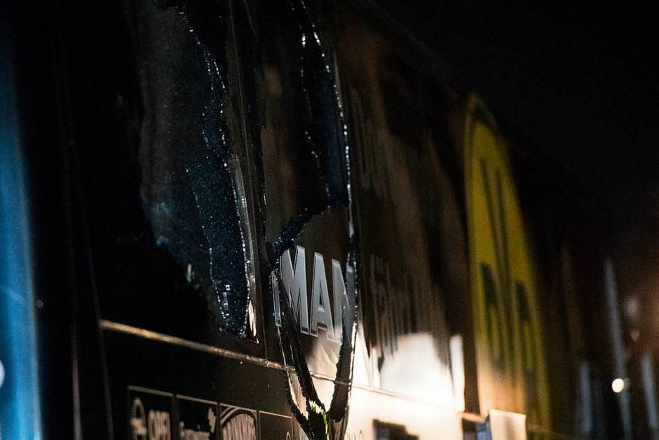 Die zerstörte Scheibe des Mannschaftsbusses (Foto: dpa) Die zerstörte Scheibe des Mannschaftsbusses (Foto: dpa)