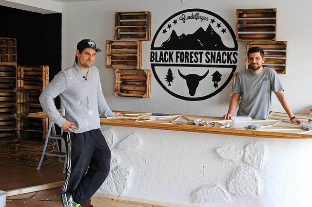 Christian Rckert (links) und Florian Schmitt in ihrem neuen Laden.  | Foto: Vanja Tadic