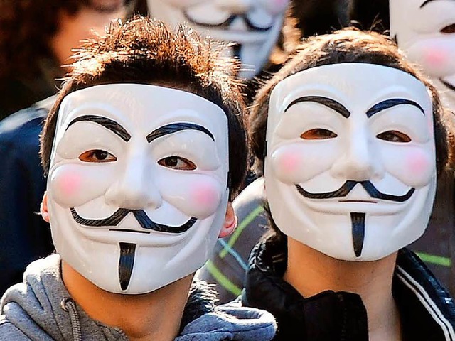 Solche Masken trugen die beiden Tter (Symbolbild).   | Foto:  Afp