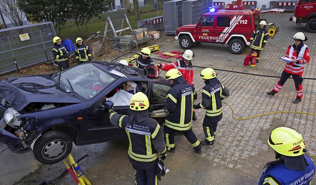 Die Neuenburger Feuerwehr bei einer Ge...d Mllheim und dem DRK-Rettungsdienst   | Foto: Volker Mnch