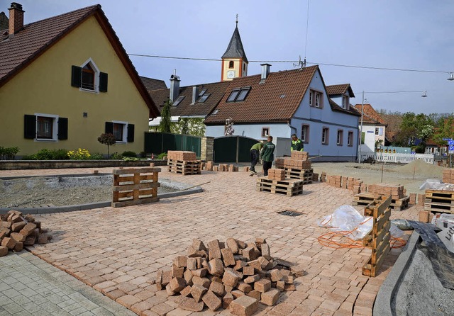 Sasbach. Die Pflasterarbeiten  kommen  zgig voran.  | Foto: Roland Vitt