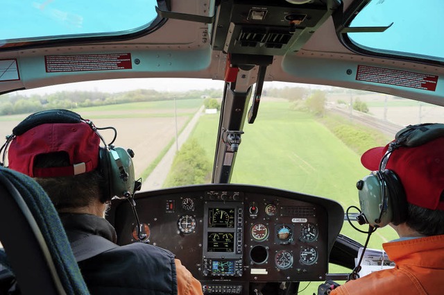 Im Anflug auf die Leitungen: Pilot Uwe Heins (r.) und Co-Pilot Pierre Brehm   | Foto: storck