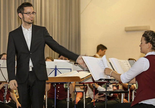 Dirigent Jean-Daniel Vera beim Frhjahrskonzert der Musikkapelle Wallburg.   | Foto: Sandra Decoux-Kone