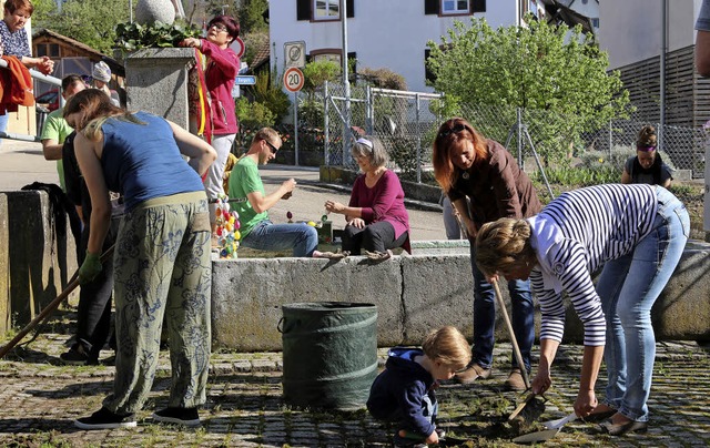 Jetzt gerade: Anwohner schmcken den trockenen Tumringer Brunnen sterlich.  | Foto: Katharina Bartsch