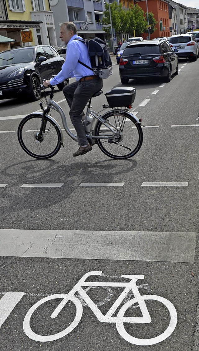 Die Schutzstreifen sollen Radfahrern e...und Alnatura fehlt jedoch noch einer.   | Foto: Peter Gerigk/ Horatio Gollin