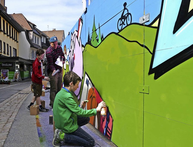 Ein 60 Quadratmeter groes Graffito zi...tzt den Bauzaun am Lffinger Rathaus.   | Foto: Martin Wunderle